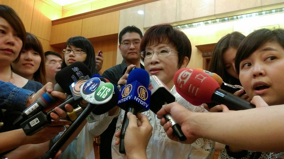 國民黨31日決定取消總統初選政見說明會，改以中常會報告、媒體轉播方式進行。對此，登記參選的洪秀柱質疑黨中央極盡壓縮她的參選空間，將持續抗議。圖：新頭殼資料照片