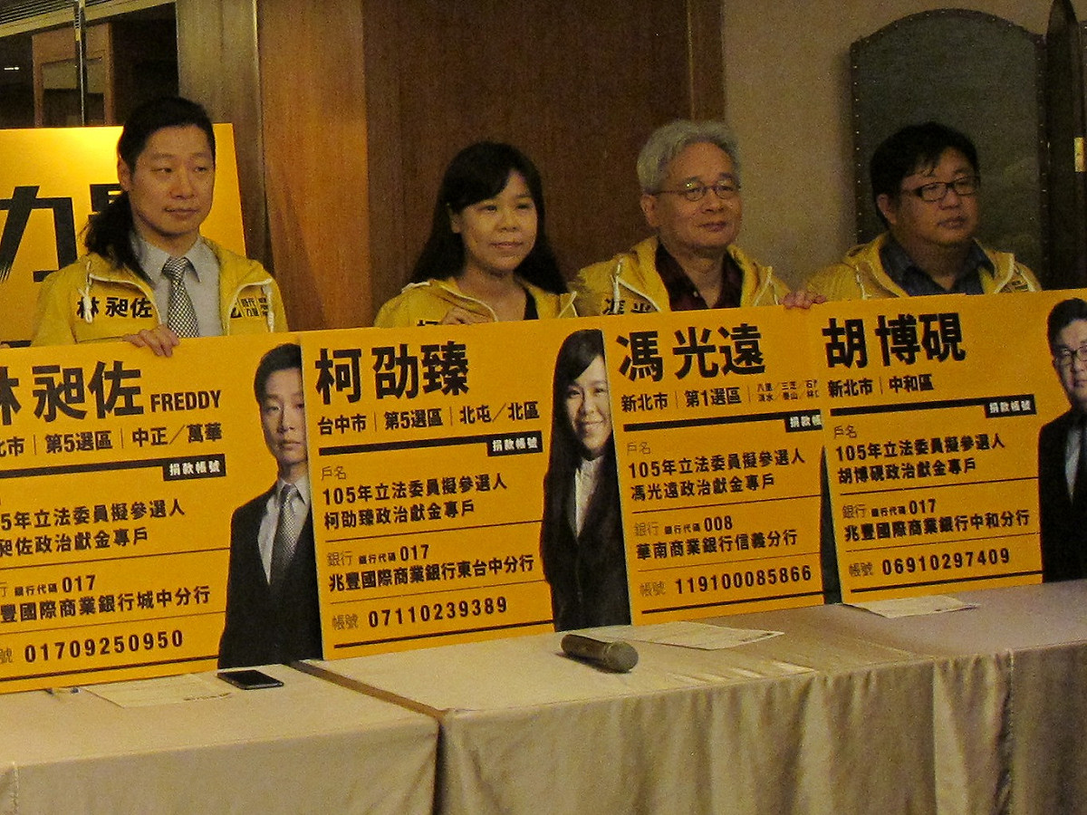 環保律師柯劭臻參選立委，窮到戶頭僅剩1萬元，只好邊當律師接案。圖：林朝億/攝