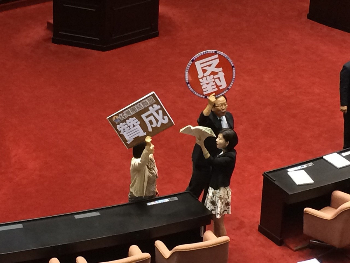 國民黨立委林德福、王育敏與台聯立委周倪安3人在議場爭執。圖：符芳碩/攝