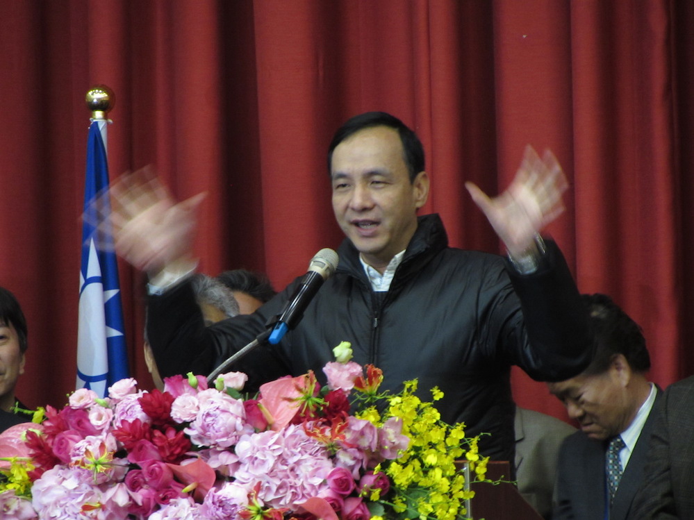 國民黨總統候選人朱立倫18日出席中華民國營造公會全國聯合會相挺大會時，再度質疑蔡英文的非核家園政策。圖：邱珮文/攝