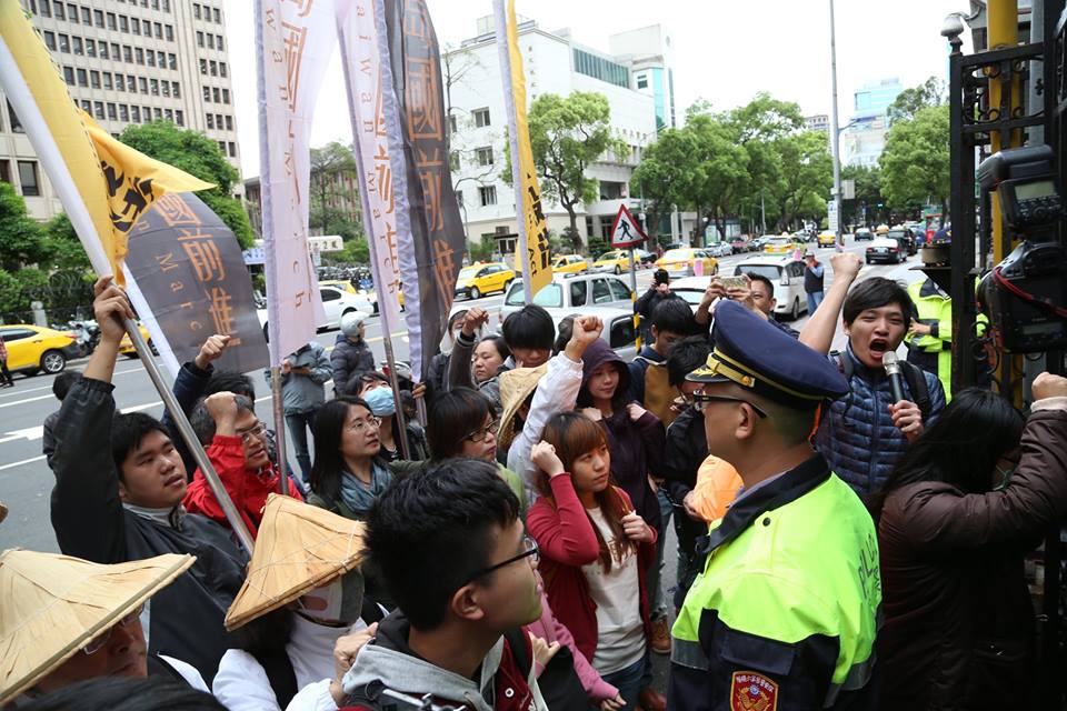 島國前進、人民做主等20多人於8日上午在濟南路立法院門口外，拿著喇叭對立法院內高喊「補正公投法、廢除公審會，進入實質審查、廢除投票門檻」。圖：林雨佑/攝