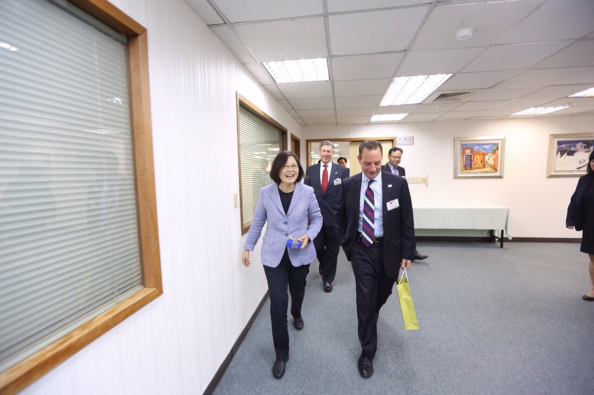 美國「共和黨全國委員會 (RNC)」主席蒲博思(Mr. Reince Priebus)11日率領多位資深共和黨委員會全國委員及重要幕僚一行11人拜會民進黨主席蔡英文。圖：民進黨提供