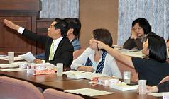 民進黨立院黨團的公投法修正草案，25日在國民黨團多數優勢下，未獲立法院程序委員會排入院會議程，與會民進黨立委（如圖）表達不滿。圖片來源：中央社