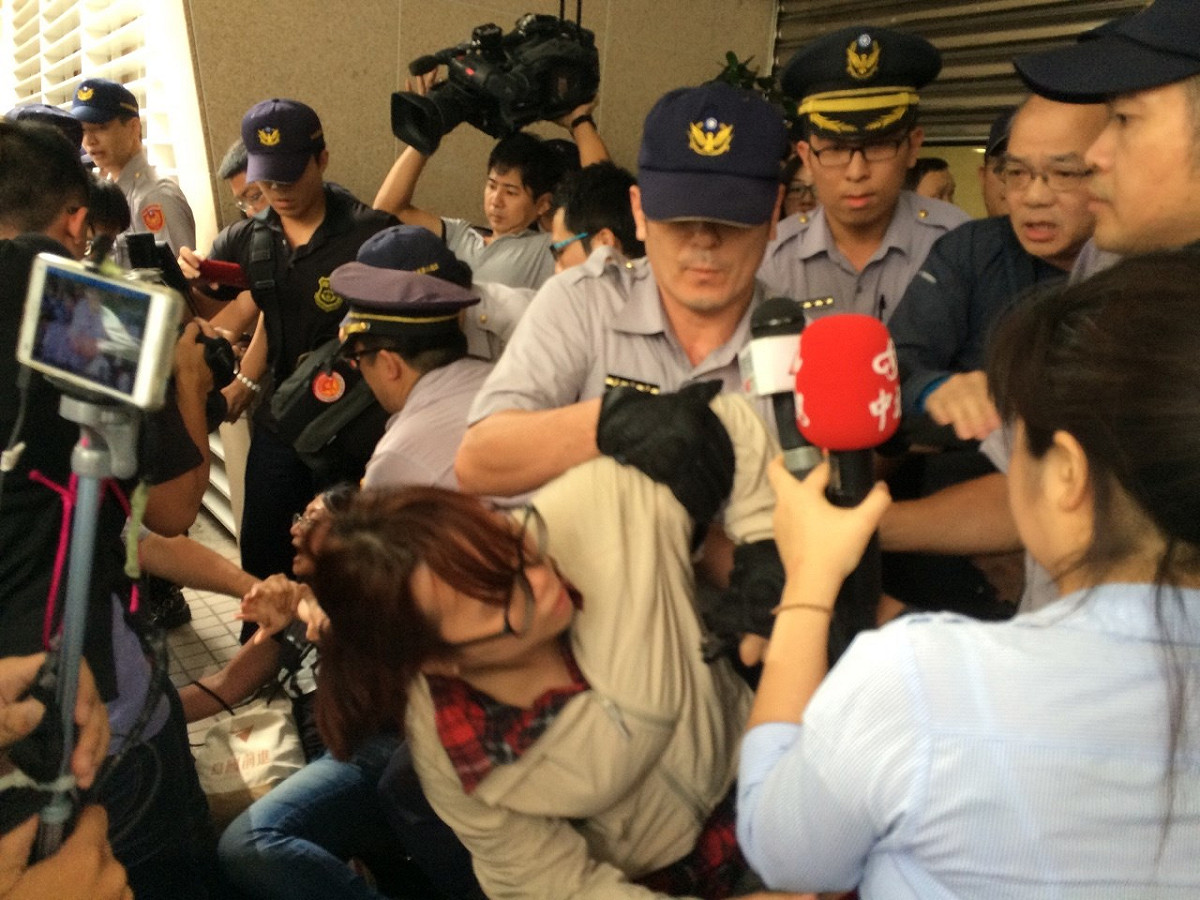 警方大動作驅離島國前進成員。圖：符芳碩/攝