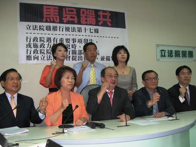 民進黨立院黨團7日將提案要求行政院長吳敦義到立法院針對塑化劑風波提出專案報告。圖片：林朝億/攝