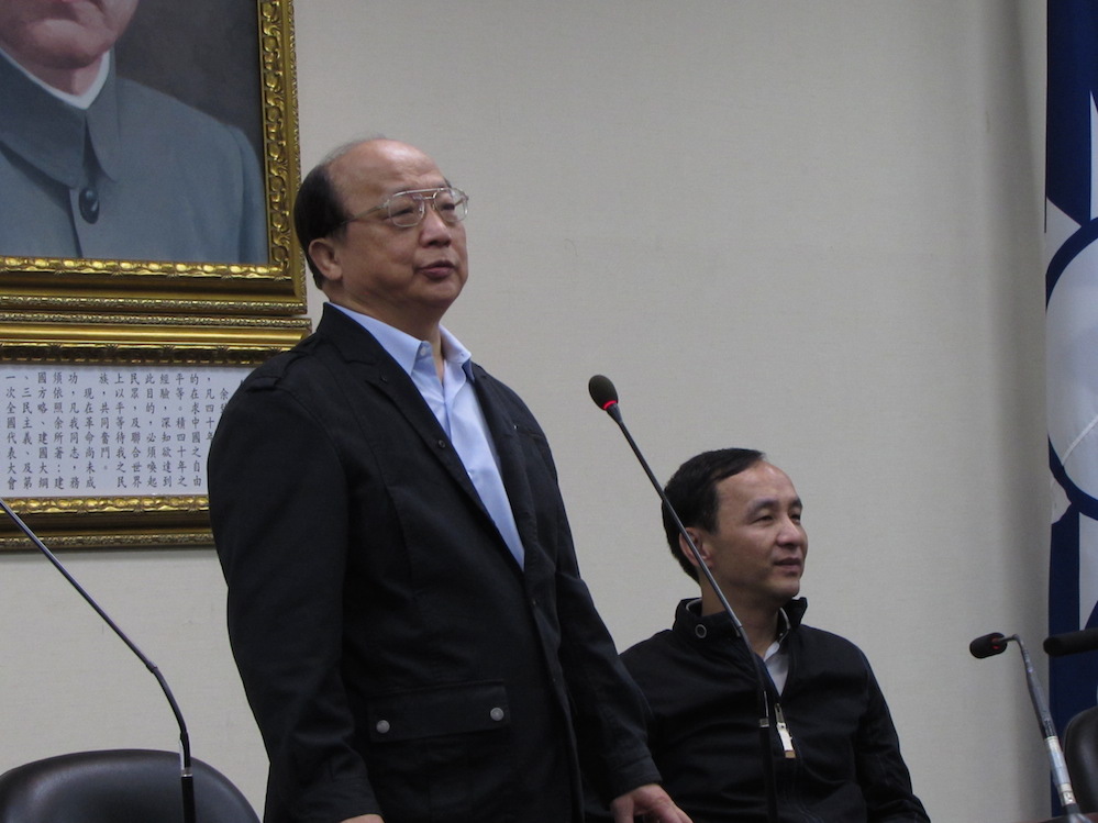 國民黨總統候選人朱立倫4日與新任競選總部主委胡志強一同召開記者會。圖：邱珮文/攝
