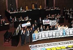 行政院長江宜樺今（4）天上午在立法院遭民進黨團抗議，下午又因朝野協商沒結果，被主席王金平被請離席。圖：中央社