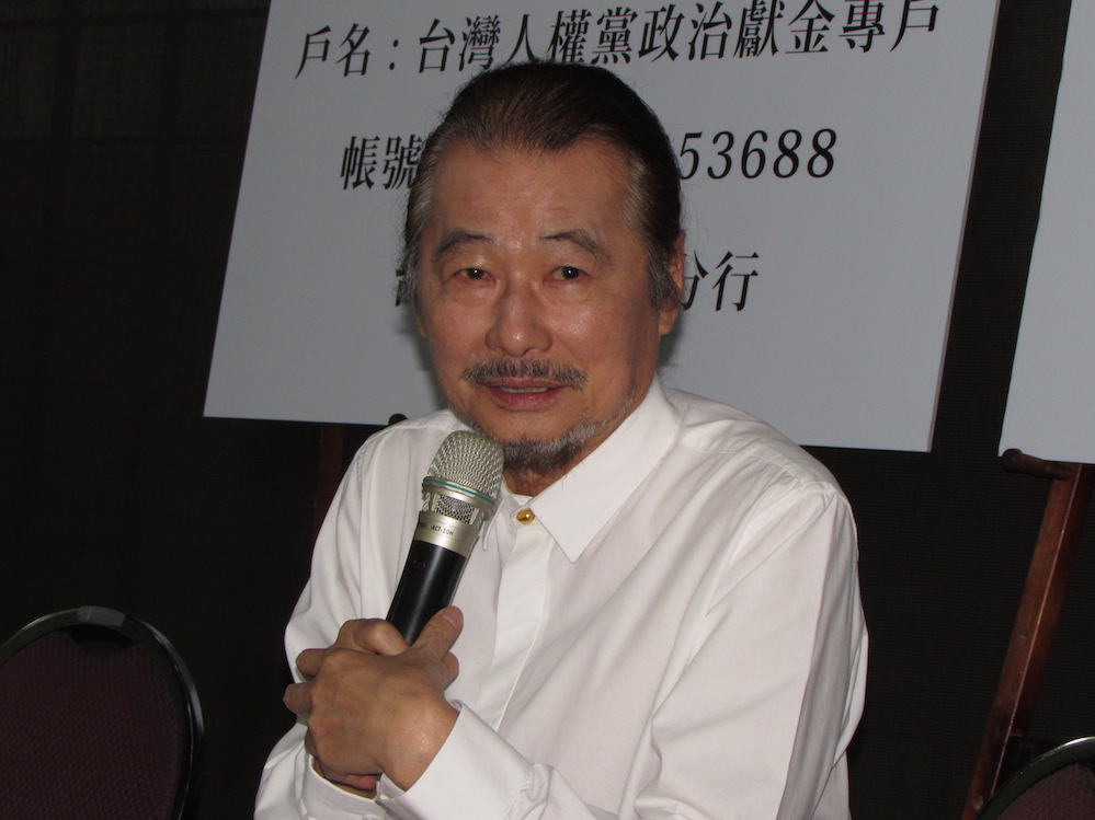 施明德26日上午召開網路連署APP啟用記者會，警告中選會若刻意阻擾，「你就是國民兩黨共犯結構的幫凶。」圖：邱珮文/攝
