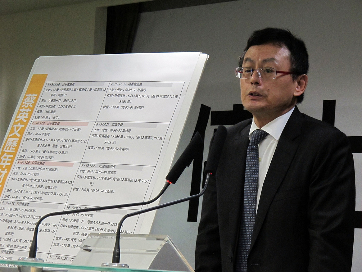 蔡英文競選總部律師連元龍15日說明蔡英文歷年財產申報變動原因。圖：林朝億/攝