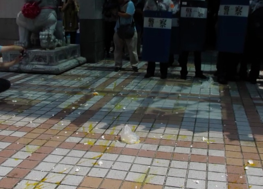 國民黨部大樓前廣場上滿地都是破碎雞蛋。圖：邱珮文/攝