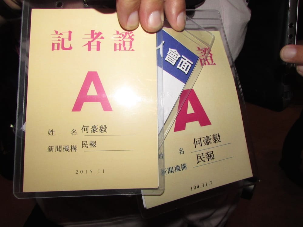 總統馬英九與中國國家主席習近平的世紀會面7日正式登場，總統馬英九口口聲聲強調對等尊嚴，卻發生「民國」紀年的記者證被改為「西元」紀年。圖：邱珮文/攝