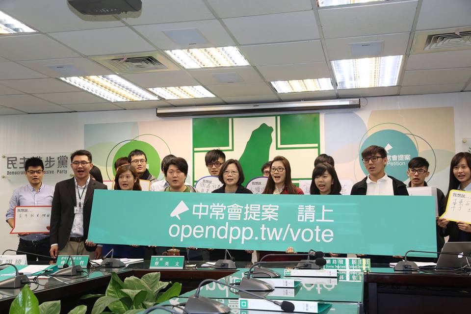 民進黨主席蔡英文和多名青年今（2）日上午共同出席「OPEN DPP開放中常會提案網站」開站記者會。圖：林雨佑/攝