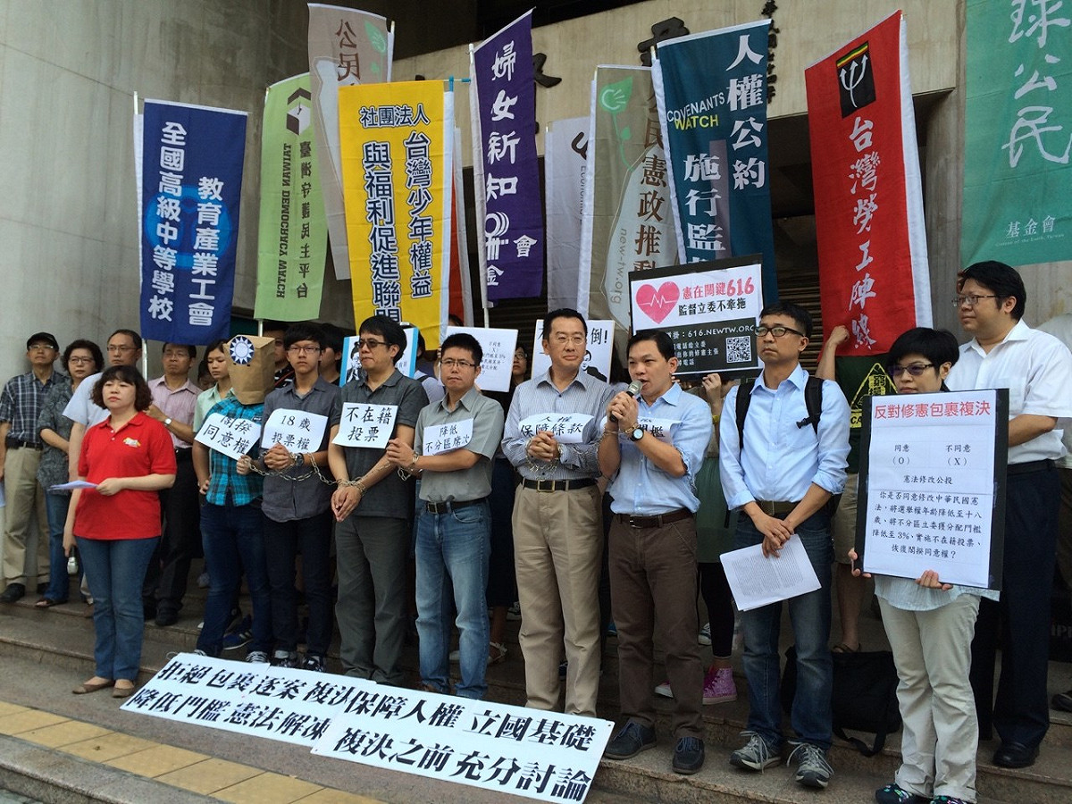 公民團體8日上午至立法院外抗議，並以鐵鍊自縛象徵修憲案被綁架。圖：符芳碩/攝