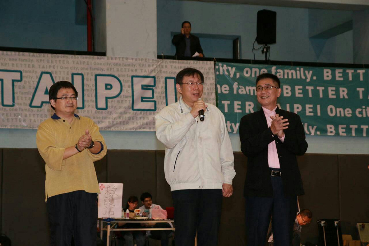 無黨籍台北市長當選人柯文哲今(7)日出席由監票部隊舉辦的「第一屆市長盃泡泡足球大賽」，和參賽者及監票員合照，並向他們致謝。圖：柯文哲辦公室提供