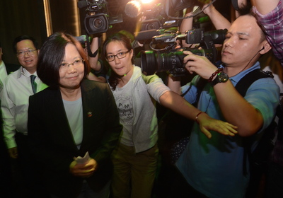 民進黨主席蔡英文（前左）「點亮台灣，民主夥伴之旅」訪美行程29日深夜出發，希望能藉由訪問深化台美關係，同時參觀雲端等產業。圖：中央社