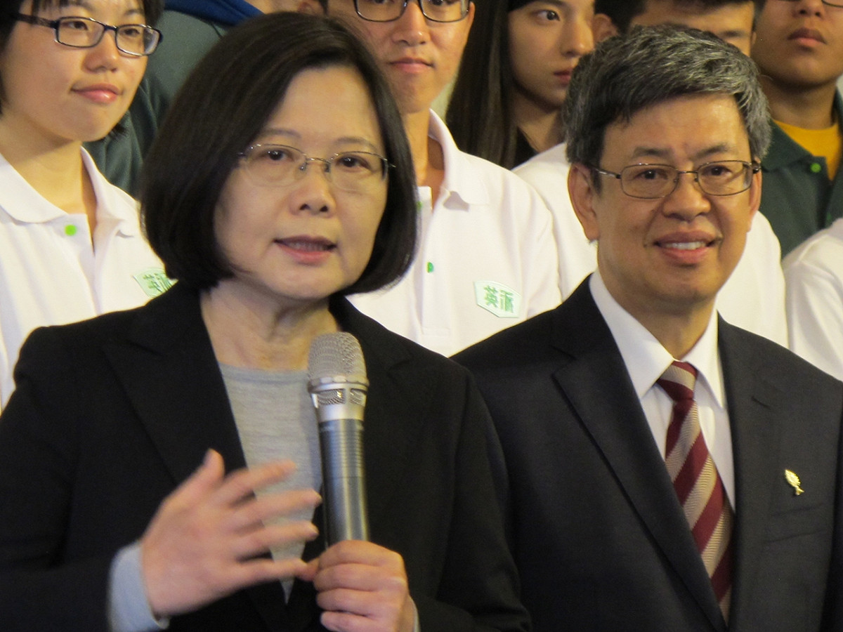 民進黨正副總統候選人蔡英文（左）陳建仁27日在競選總部發表演講，隨後前往中選會登記參選。圖：林朝億/攝