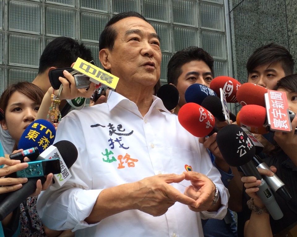 親民黨主席宋楚瑜12日下午穿著印有「一起找出路」的襯衫表示，和各黨各派都要合作，大家一起有愛心，腳踏實地為台灣找出路。圖：符芳碩/攝