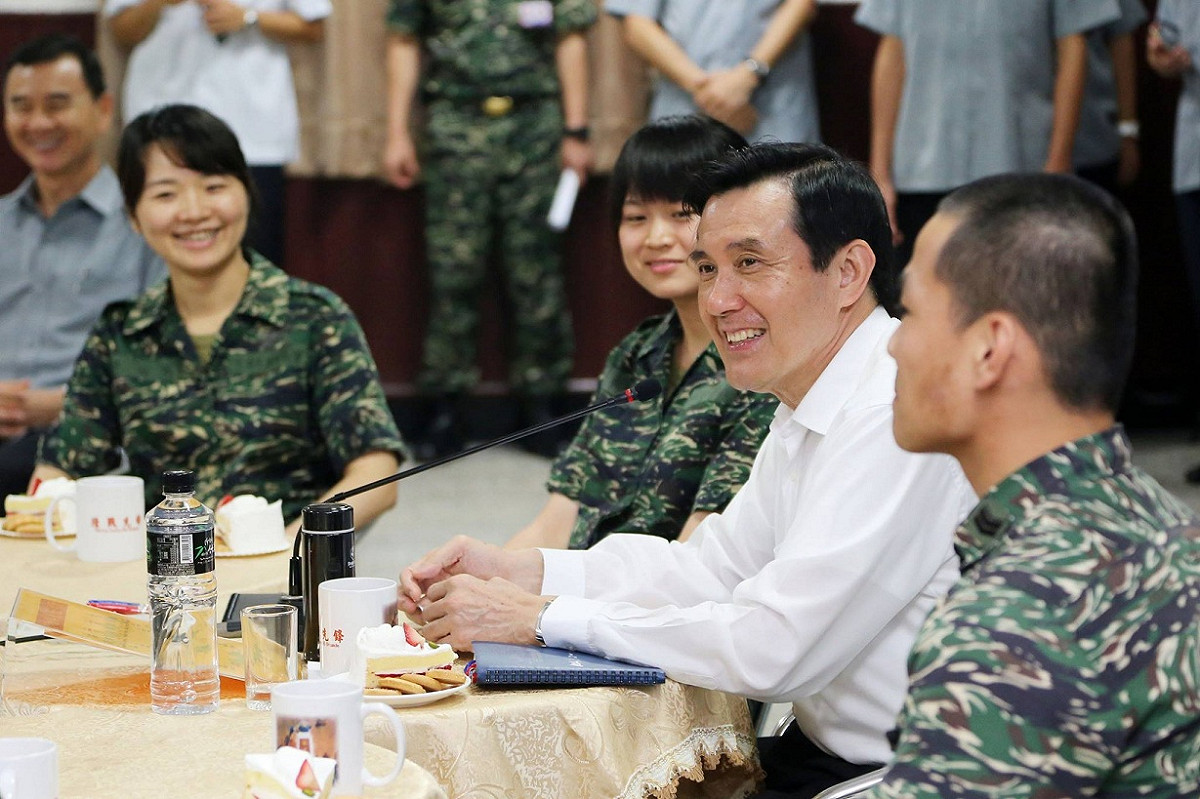 馬英九與官兵弟兄姊妹代表們座談。圖：翻攝自馬英九臉書