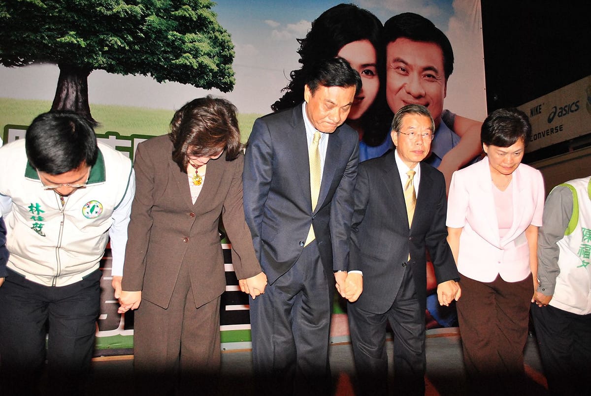 經過短短6個月的經營，民進黨大台中市長候選人蘇嘉全，在27日的選舉中以3萬票小輸胡志強，在宣布自己敗選時，蘇嘉全帶領總部工作人員在台上一鞠躬，向選民致歉。圖片：金天晴攝。