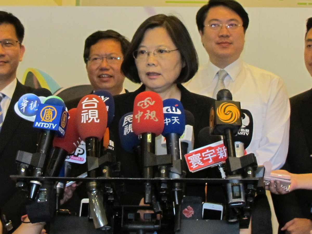 民進黨主席蔡英文30日出席住宅政策前接受媒體訪問。圖：林朝億/攝