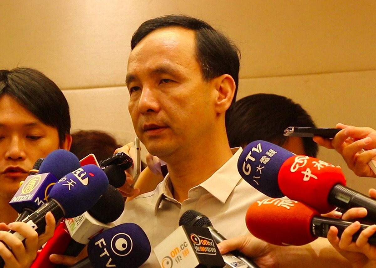 國民黨主席、新北市長朱立倫7日出席市政會議後表示，他相信，只要一切回歸正軌、回到黨綱的規定，洪秀柱會獲得外界支持。圖：邱珮文/攝