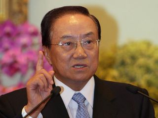 被踢爆上班時間搭公務車去按摩，考試院長關中回應說，政務官與常任文官不同，要負起政治責任、從政倫理，沒有固定上下班時間的限制，可受社會公評。圖片來源：中央社資料照片。