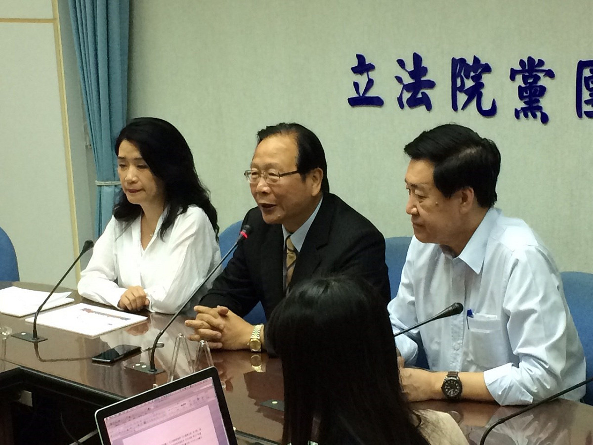 國民黨團18日下午召開記者會，批評民進黨不讓證所稅過關，是「凌遲資本市場」、「請蔡英文饒了台灣證券市場！」圖：符芳碩/攝