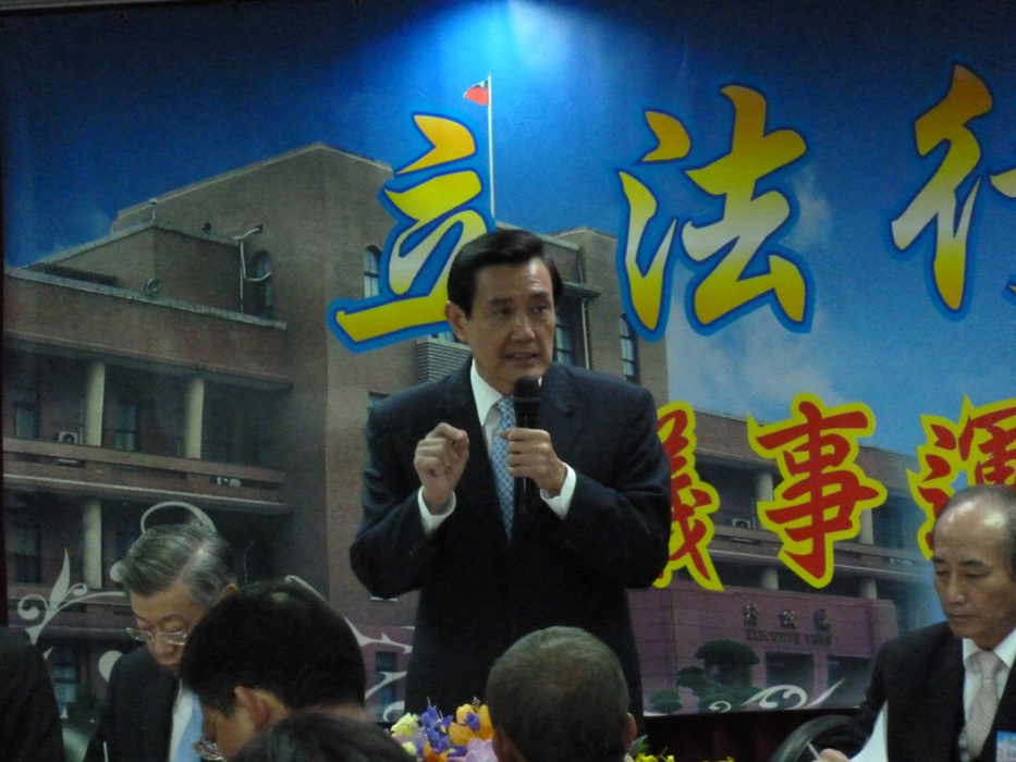 中國國民黨23日召開「立法行政部門議事運作研討會」，黨主席馬英九當場抽考新任內政部長李鴻源，讓他只好向江宜樺求助。圖片：謝莉慧/攝