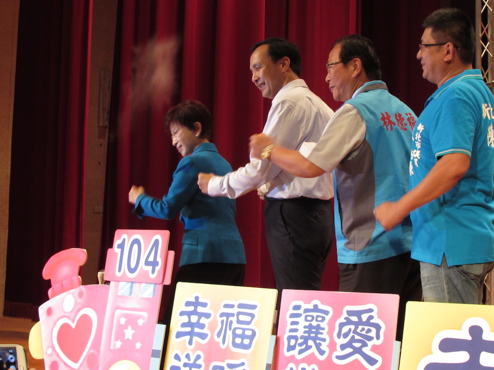 國民黨總統參選人洪秀柱16日出席永和重陽敬老節活動，與身兼黨主席的新北市長朱立倫一同扮成火車頭，娛樂長者。圖：邱珮文/攝
