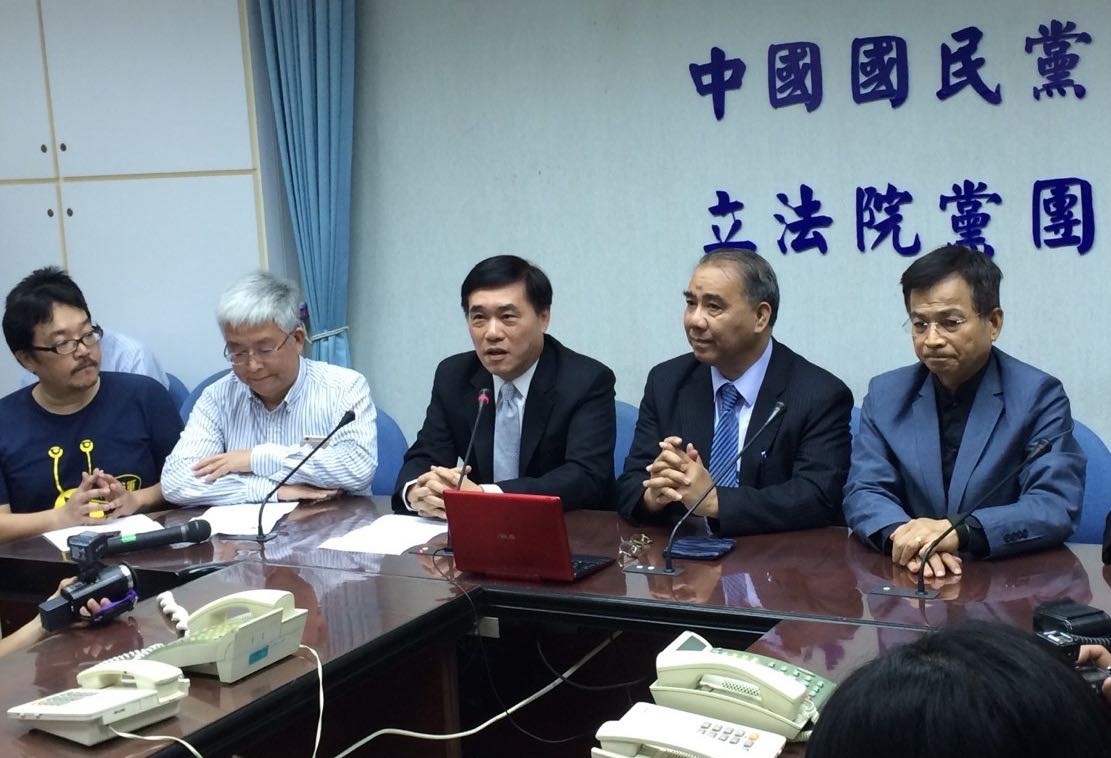 國民黨副主席郝龍斌親赴黨團共同召開記者會，表達黨中央希望房地合一儘快通過的立場。圖：符芳碩/攝