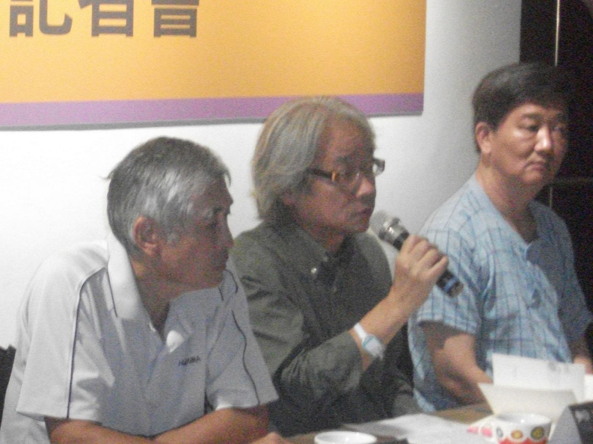 「憲法133實踐聯盟」將發起罷免立委行動，身為「馬家軍」大將的國民黨立委吳育昇今（14）日稍早受訪時批評，台灣現在需要的是理性問政，而非政治鬥爭。為此，馮光遠（中）重砲反批，政治就是要鬥爭，因為「政治如果沒有鬥爭，壞蛋永遠都在那邊」。圖：涂鉅旻/攝
