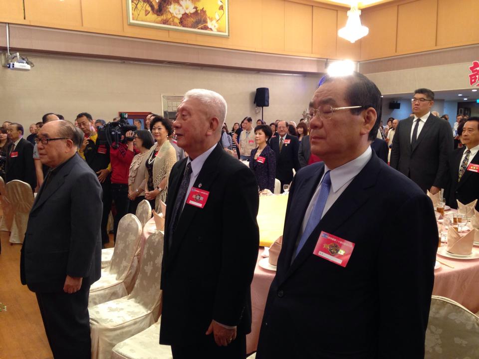 前行政院長郝柏村(圖右)10日出席新同盟會成立20周年的慶祝大會致詞時表示，總統馬英九是個厚道、善良的領導人，或許民眾對他的施政作為不盡滿意，「包括我個人在內」，但不能因為對他不滿就不投國民黨。圖：劉奕霆/攝