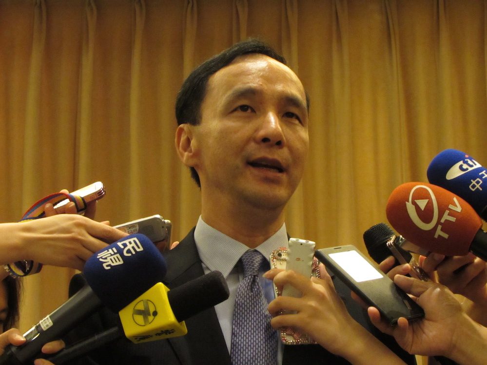 立法院副院長洪秀柱曾說，若黨不方便幫他辦政見發表會，最起碼退還7百萬選務作業費，對此，國民黨主席朱立倫29日受訪時指出，「她這個是半開玩笑的。」圖：新頭殼資料照片