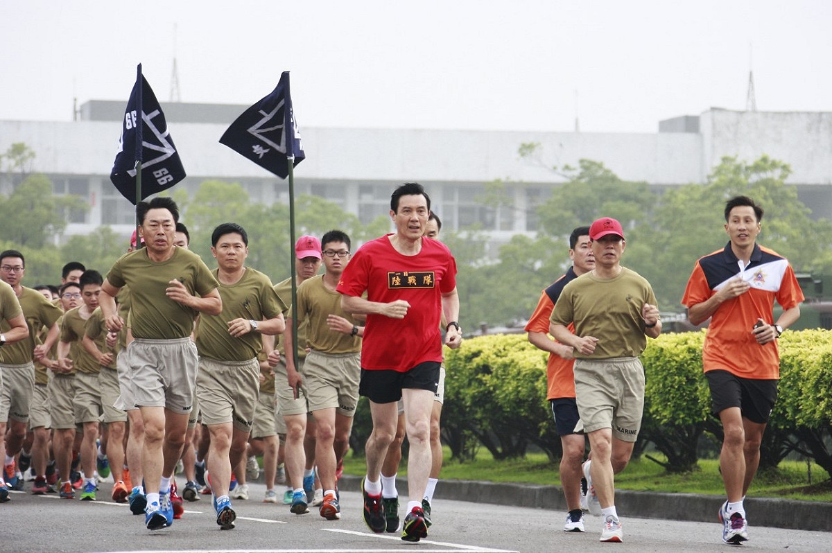 總統馬英九17日表示，當兵使他成為一個真正的男人。圖為總統馬英九2015年夜宿軍營，與士兵們一起晨操。 圖：軍聞社提供