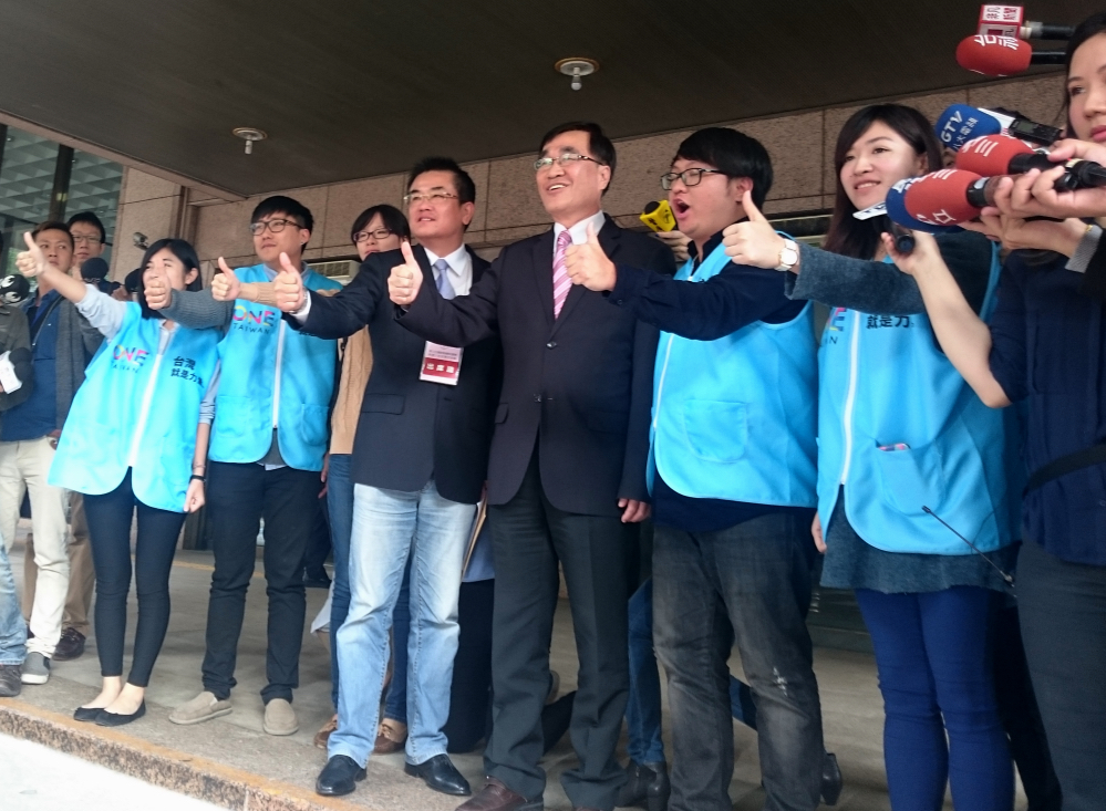 國民黨「朱玄配」順利抽中1號，支持者也高喊「朱立倫第一，台灣第一」。圖：翁嫆琄/攝