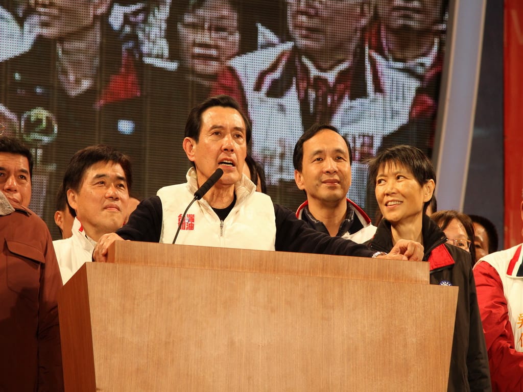 13日的馬吳選前之夜「大聲讚出來，台灣亮起來」從高雄場、台中場到台北場，國民黨總統候選人馬英九和夫人周美青連袂趕場出席。圖片來源：馬吳競選總部提供