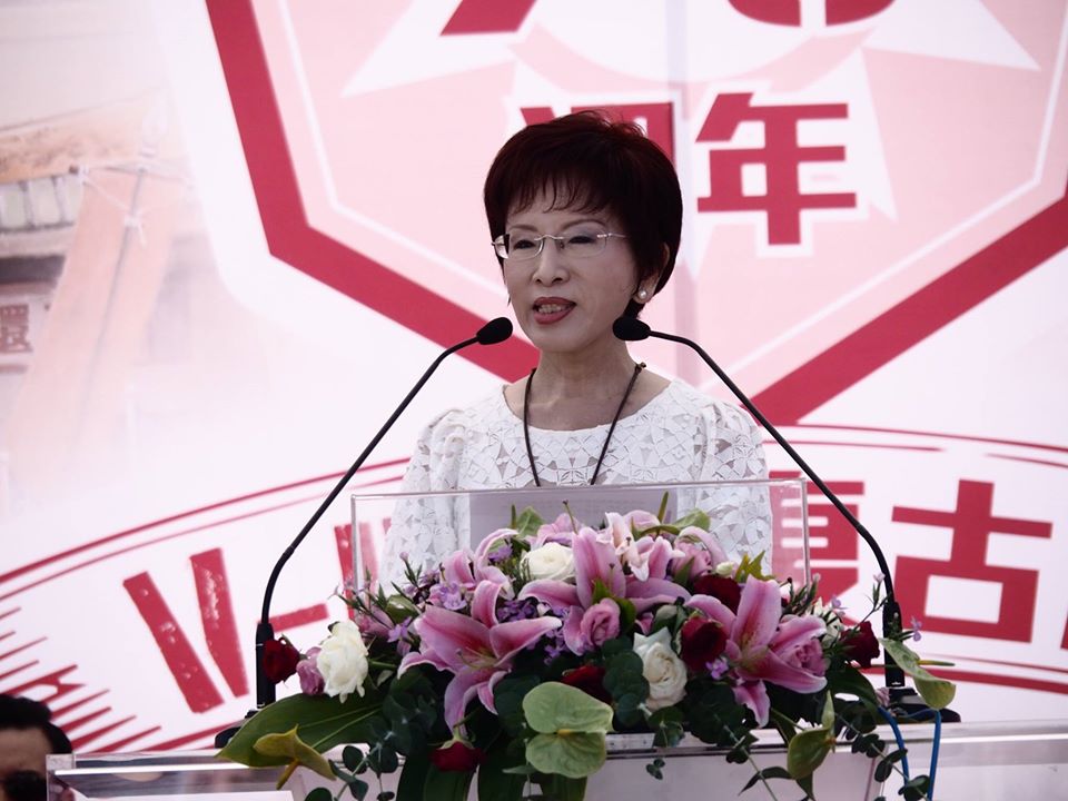 傳國民黨準總統候選人洪秀柱打算約黨內立委餐敘、溝通兩岸政策，不過，本土派藍委盧嘉辰表示，要準備防颱很忙，柱柱姊的好意只能心領了。圖：翻攝洪秀柱臉書