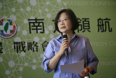 民進黨主席蔡英文14日說，民進黨一定會重返執政，執政後要將南北均衡發展列為國土發展的首要政策，以3個發展南部經濟的策略，全力翻轉南台灣。圖：中央社