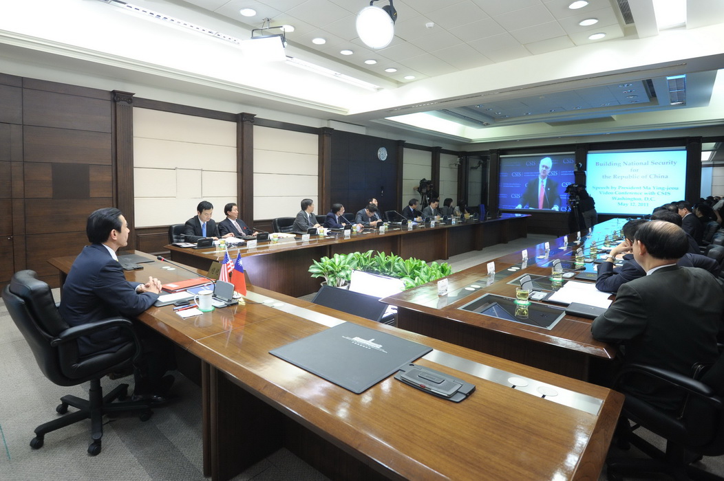 馬英九在台北時間12日晚間8時30分與華府智庫「戰略暨國際研究中心」（CSIS）舉行視訊會議，該會議由CSIS會長、前美國國防部副部長何慕禮（John Hamre）擔任主持人，約有150名美國各界學者專家、媒體出席。圖片來源：總統府提供