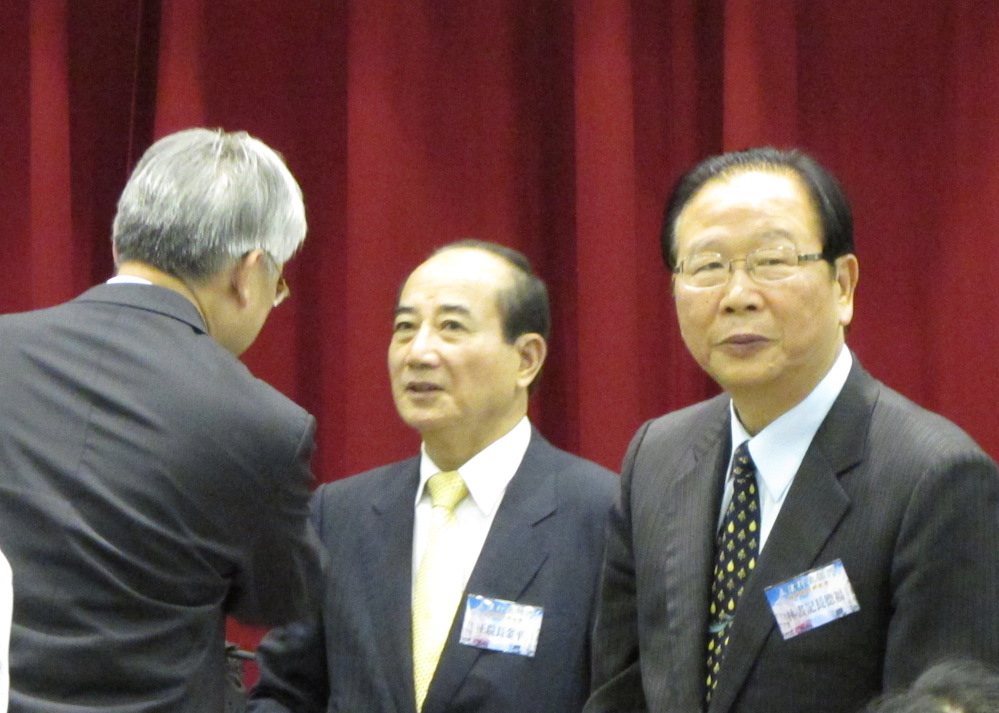 國民黨14日舉辦立法行政部門議事運作研討會，並進行黨團新任書記長林德福(右)的交接典禮。圖：邱珮文/攝