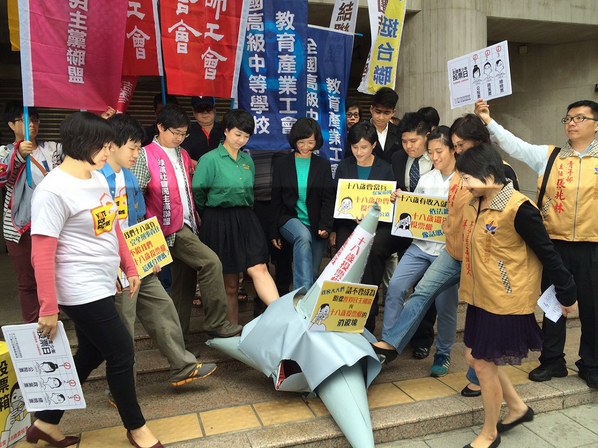 青年代表和政黨代表一起踢破阻擋世界潮流的消波塊，訴求「告別舊國會，創造更友善青年參政的台灣。」圖：楊淳卉/攝