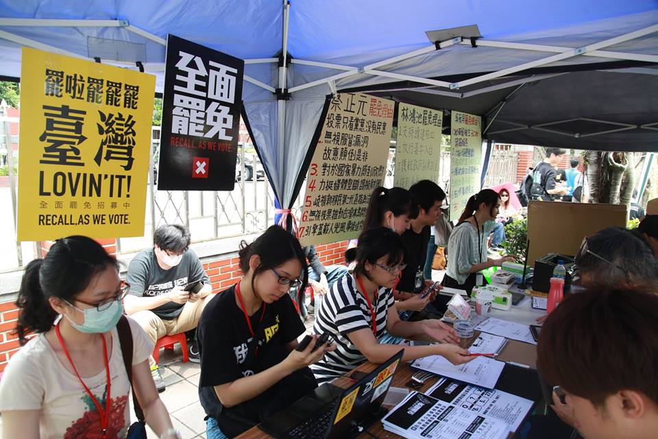 割闌尾團隊在立法院大門口外擺攤，讓民眾簽罷免立委連署書。圖2之1：林雨佑/攝