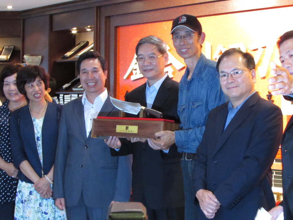 國台辦主任張志軍24日前往金門知名的金合利鋼刀店，觀賞砲彈製成鋼刀的過程，並獲贈一把原住民族的勇士刀。圖：邱珮文/攝