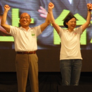 蘇、蔡爭鋒，能否有效甩開糾纏的支持率，四場電視政見會的表現，將是重要關鍵。圖片：王鼎鈞/攝