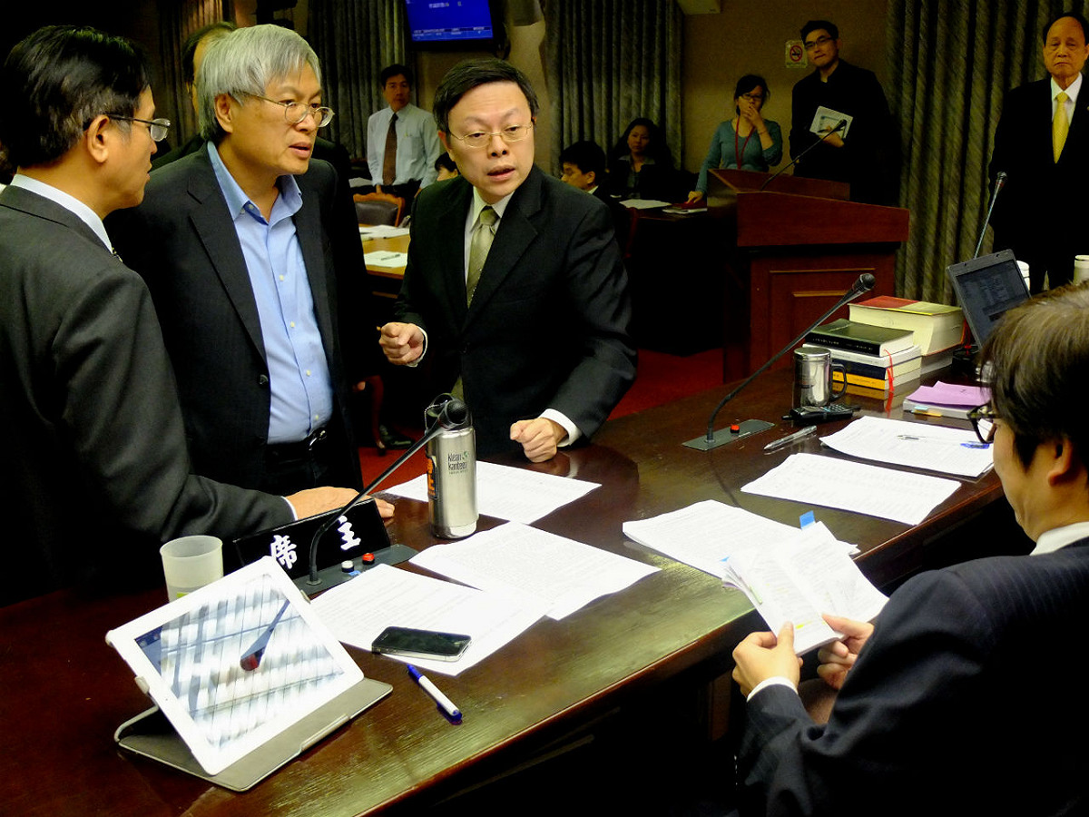 為了反對服貿調閱小組的調閱期到8月31日，陸委會主委王郁琦、藍委邱文彥、鄭天財直接到主席台向召委陳其邁表示反對。圖：翁嫆琄/攝。