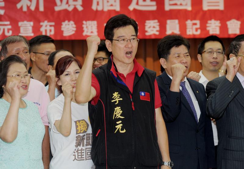 遭國民黨開除黨籍的李慶元22日宣布，將以無黨籍身份參選立委，挑戰現任立委賴士葆。圖：中央社