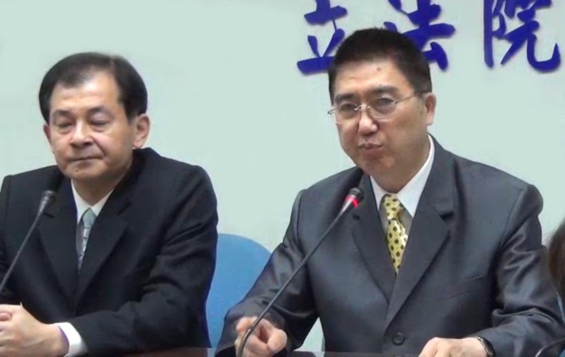國民黨大黨鞭林鴻池今(12)日表示，修罷免法只是為了「防偽造」，因為過去甚至有過世的人也列在連署名單中的情況發生。圖：新頭殼資料照片。