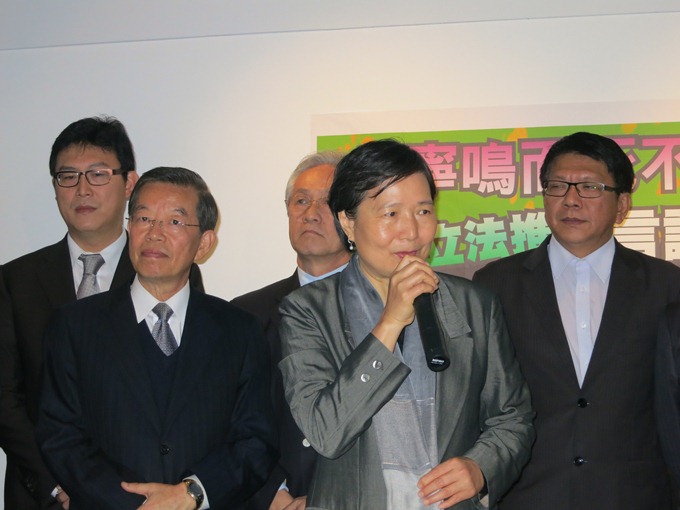 鄭南榕遺孀、前總統府秘書長葉菊蘭今（5）日在鄭南榕紀念館表示，鄭南榕當年「不自由、毋寧死」的行為，已經為台灣人民留下一個典範。圖：林朝億/台北報導