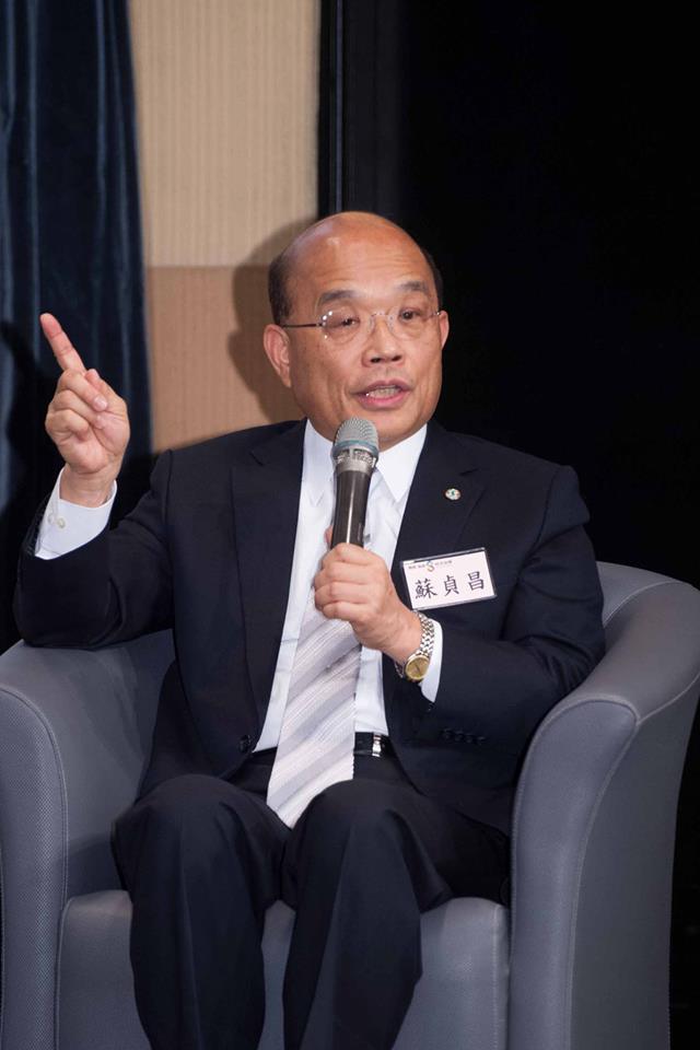 民主進步黨主席蘇貞昌今(29)日出席世界台商護台聯盟2013年會暨聯盟聯誼餐敘致詞表示，因為民調低靡、爆發非法竊聽案以及違憲亂政等3個理由，馬英九總統應該道歉下台！圖：蘇貞昌臉書