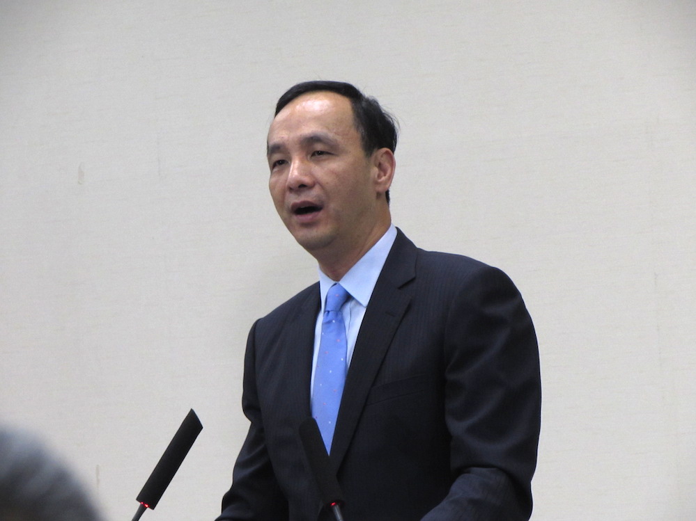 國民黨中常會23日無異議通過徵召陸委會前副主委張顯耀參選高雄左楠選區，黨主席朱立倫宣示，黨將做張顯耀的最大後盾。圖：邱珮文/攝